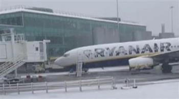 الثلوج تشل الحركة في مطار مانشستر البريطاني