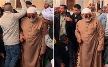 بجلبابه ونظارته .. ظهور شبيه الشعراوي في الحسين يشعل مواقع التواصل | فيديو