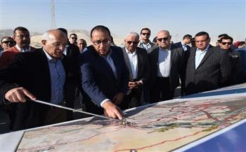 رئيس الوزراء يتفقد أعمال تطوير طريق السويس - العين السخنة فى ختام زيارته إلى المحافظة