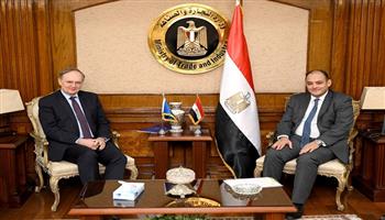 وزير الصناعة يستعرض مع سفير الاتحاد الأوروبي بالقاهرة سبل تعزيز التعاون الاقتصادي