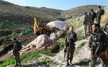   الاحتلال الإسرائيلي يخطر بوقف العمل بطريق زراعية ومنشآت جنوب شرق طوباس 