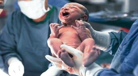 بعد ولادة طفلة.. العثور على توأمها داخل معدتها