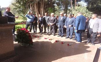 وضع أكليل من الزهور على تمثال الزعيم حيدر علييف بالقناطر الخيرية تخليدا لذكراه 