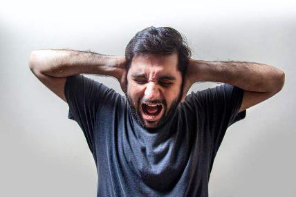 صوت غامض يصيب قرية إنجليزية بأمراض نفسية ويسبب انهيار سكانها