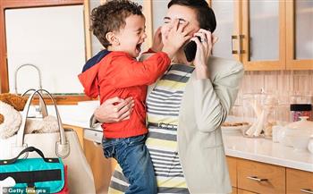 دراسة تؤكد: إعطاء الطفل الهاتف المحمول يخلق مشكلات سلوكية