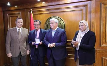 وزير التعليم العالي يكرم طلاب جامعة عين شمس الفائزين بالمركز الأول في مسابقة «إناكتس» لعام 2022 