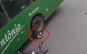 فيديو.. لحظة مروعة لنجاة شاب بأعجوبة بعد سقوط رأسه أسفل عجلات الحافلة