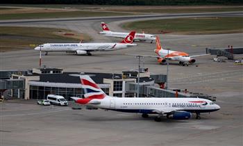 المطارات البريطانية تعتزم في 2024 تخفيف القيود على نقل السوائل في حقائب اليد