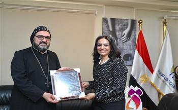 كاهن الكنيسة السريانية يهدي درعا تذكاريا لـ مايا مرسي