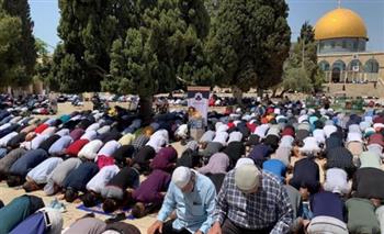 سبعون ألفا يؤدون صلاة الجمعة في المسجد الأقصى