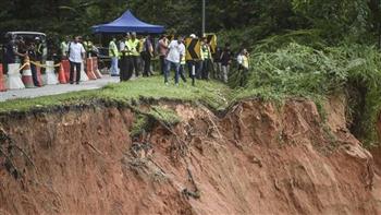 ارتفاع حصيلة ضحايا انهيار أرضي بماليزيا إلى 24 قتيلا