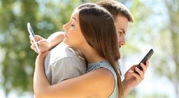 دراسة حديثة : استخدام الهواتف الذكية يضر بحياتك الزوجية