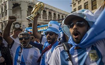 كاس العالم 2022 .. جماهير الأرجنتين تلهب الحماس فى سوق واقف .. صور 