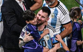 كأس العالم 2022.. ميسي يحتفل باللقب مع الجمهور الأرجنتيني