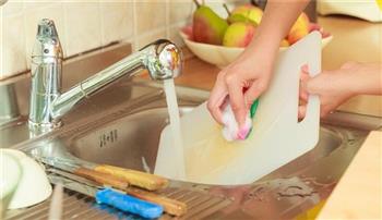 لربات البيوت.. إعرفي كيفية تنظيف وتعقيم ألواح التقطيع فى مطبخك