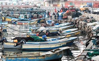 ترميم القوارب المتهالكة بعد سماح إسرائيل إدخال الألياف الزجاجية لقطاع غزة 
