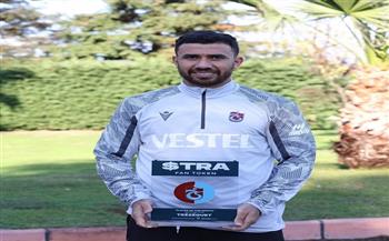 تريزيجيه يتسلم جائزة لاعب الشهر مع طرابزون سبور التركي