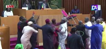 اشتباكات بالأيدي والكراسي داخل البرلمان السنغالي بسبب الرئيس