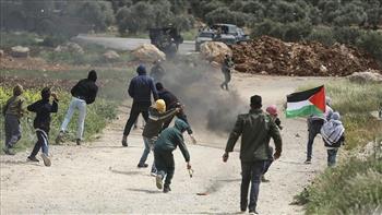 إصابة عشرات الفلسطينيين جراء قمع الاحتلال لمسيرات مناهضة للاستيطان بالضفة الغربية