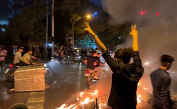 واشنطن بوست: النظام الإيراني في مأزق بسبب تحدي المتظاهرين لقوات الأمن