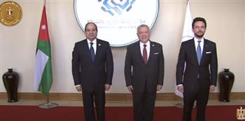 السيسي يلتقط صورة تذكارية مع ملك الأردن قبل انطلاق مؤتمر بغداد