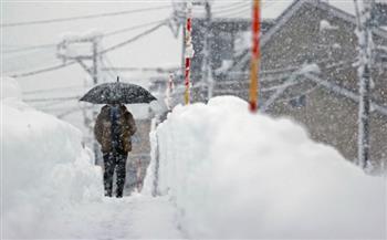 توقف حركة المرور.. الثلوج تشل الحركة وسط اليابان (فيديو)