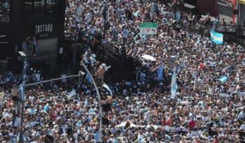 رئيس الأرجنتين يتغنى بالاحتفالات الشعبية بعد الفوز بكأس العالم