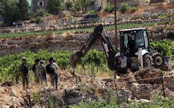 الاحتلال يقتلع مئات الأشجار ويجرف أراضي زراعية غرب بيت لحم