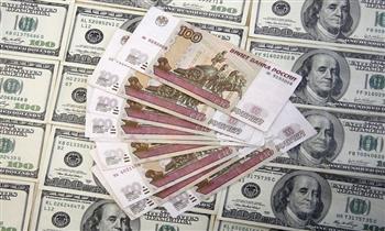 الروبل الروسي يتراجع لأدنى مستوى أمام الدولار منذ مايو