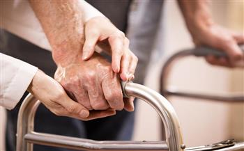 الجارديان : دور رعاية المسنين في بريطانيا على وشك تقليص خدماتها