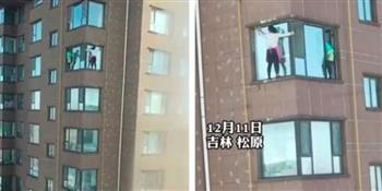 «جاهلات لا يصيبهن الخوف».. ما فعلته امرأتان بالطابق الـ 11 يرعب الصين (فيديو)