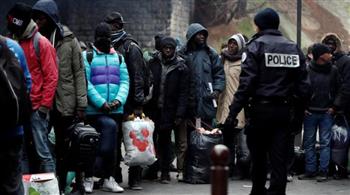 فرنسا تطرح خططاً لترحيل المهاجرين غير القانونيين سريعاً
