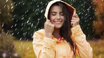 دراسات تكشف علاقة المطر بحالة المرأة المزاجية