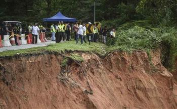 العثور على أخر ضحايا انهيار أرضي بموقع تخييم في ماليزيا