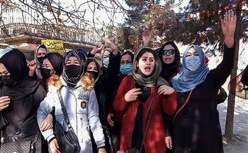 طالبان تفض تظاهرة نسائية احتجاجا على حظر تعليم الفتيات والعمل بالمؤسسات الأهلية 