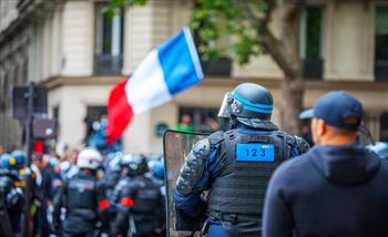 نائب رئيس عمدة باريس السابق يربط احتجاجات فرنسا بصعود اليمين المتشدد