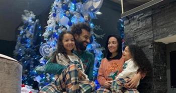 بـ«بيجامات» موحدة.. محمد صلاح يحتفل مع عائلته بالكريسماس 