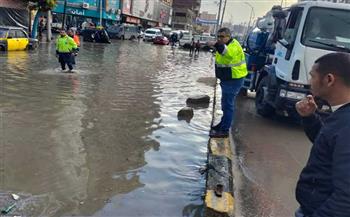 محافظ الإسكندرية يوجه بالتواجد على مدار الساعة بالشوارع لمتابعة تصريف مياه الأمطار
