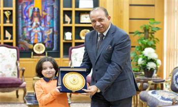 رئيس جامعة المنصورة يكرم الطفل المعجزة لحصوله على المركز الأول عالميا بمسابقة الحساب الذهني
