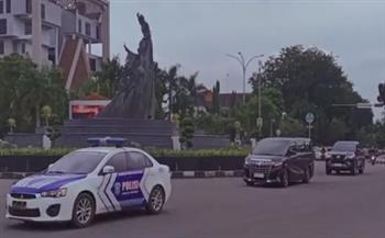 موكب ضخم يجوب الشوارع.. شاهد حفاوة واستقبال الإندونيسيين لـ الأزهري (فيديو)