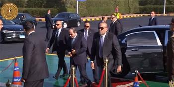 لحظة وصول الرئيس السيسي لمقر افتتاح عدد من المشروعات بمجمع أبو رواش بالجيزة (فيديو)