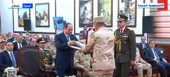 الرئيس السيسي يتسلم هدية تذكارية من رئيس مجلس إدارة شركة النصر للكيماويات الوسيطة