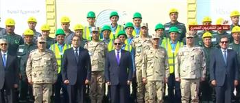 الرئيس السيسي يلتقط صورة تذكارية مع العاملين بمصنعي إنتاج الغازات الطبية والصناعية