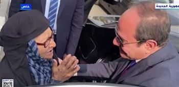 الرئيس السيسي يوقف موكبه من أجل سيدة مُسنَة (فيديو)