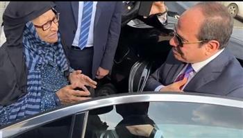 بسام راضي ينشر فيديو إيقاف الرئيس السيسي موكبه بعد رؤيته مسنة على الطريق