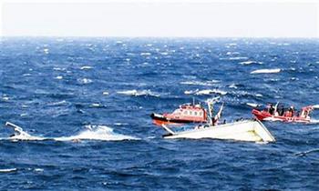 مقتل شخص وتضرر 27 قارب صيد بسبب الطقس السيئ في إندونيسيا
