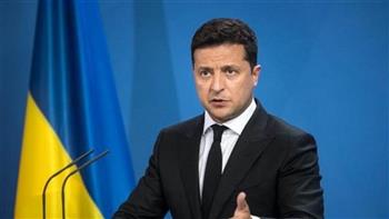 زيلينسكي يبحث مع رئيس أكبر شركة استثمارية في العالم تنسيق الجهود لإعمار أوكرانيا