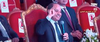 الرئيس السيسي يرد التحية بلغة الإشارة على إحدى بطلات «قادرون باختلاف» (فيديو)
