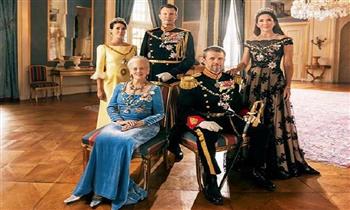 ملكة الدنمارك تحتفل باليوبيل الذهبي لتوليها العرش بصور مع أسرتها