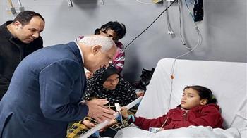 محافظ الجيزة يزور مصابي مدرسة الشهيد أحمد جمال بمستشفى الهرم وأم المصريين